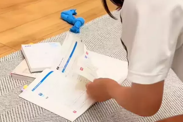 テストを翌日に控えた女の子→なぜか教科書がボロボロになっていて…バレバレ過ぎる『犯人の正体』が32万再生「おもろすぎて無理」「可愛いｗ」