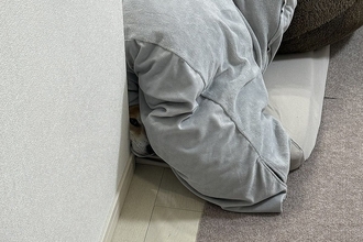 犬にバレないように『こっそり夫婦で出かけた』結果→帰宅後…あからさまな『態度の違い』に4万いいね集まる「人間過ぎるｗ」「可愛い」と絶賛