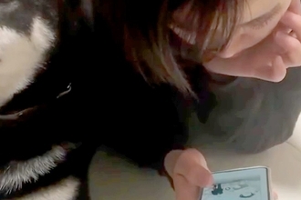 スマホに夢中のお姉ちゃん→犬が『撫でて』とアピールしても、気付いてくれなくて…可愛すぎる『最終手段』に反響「なんて尊い」「無理可愛い」