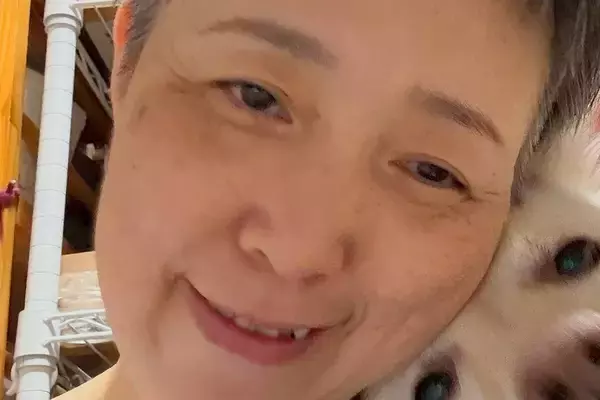 女性が『愛犬とのツーショットを撮影した』結果→あまりにも『バカップルすぎる光景』に5万いいね集まる「愛が溢れてて尊い…」「最高の笑顔」