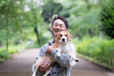 犬を『抱っこ』するときのタブー行為5選　飼い主の間違った抱き方によるデメリットとは？