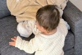 1歳の女の子が届かない位置に避難する犬→想定外だった『賢すぎる方法』と『ドヤ顔』が8万4000表示「天才ｗｗ」「イッヌの勝利」と爆笑