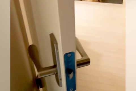 深夜1時『リビングに大型犬がいないな』と思って探したら、玄関で…まさかの『酔っ払いのような光景』に反響「冷たいのかな」「可愛いｗ」