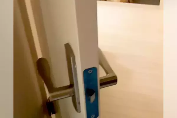 深夜1時『リビングに大型犬がいないな』と思って探したら、玄関で…まさかの『酔っ払いのような光景』に反響「冷たいのかな」「可愛いｗ」