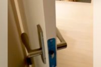 深夜1時『リビングに大型犬がいないな』と思って探したら、玄関で…まさかの『酔っ払いのような光景』に反響「冷たいのかな」「可愛いｗ」