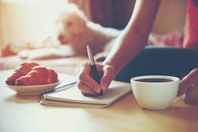 犬は『満腹』にならないって本当？しつこくご飯を欲しがる場合の対処法まで