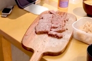 高級肉の匂いで『覚醒』した犬→落ち着かせようとしたママが…まさかの『一緒に覚醒する光景』が613万再生「どっちも可愛いｗ」「早過ぎて草」
