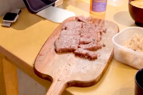 高級肉の匂いで『覚醒』した犬→落ち着かせようとしたママが…まさかの『一緒に覚醒する光景』が613万再生「どっちも可愛いｗ」「早過ぎて草」