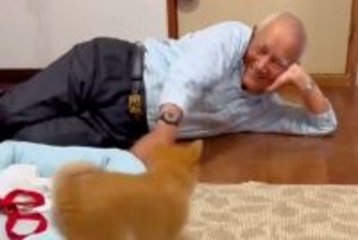 おじいちゃんが『小さな子犬』と初めて会った結果→互いにテンションが上がり…ずっと見ていたいやり取りに反響「おじいちゃんの方が面白くてｗ」