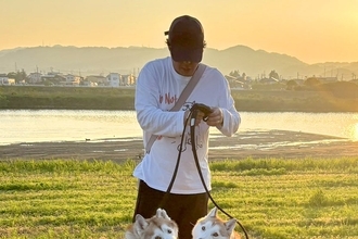 夫とハスキー2匹を撮影→あまりにも素敵な写真だったので…妻が選択した『無慈悲な展開』に10万いいねの大反響「吹いたｗｗ」「大爆笑ｗｗ」