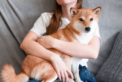 犬を抱っこしすぎるとどうなる？体への負担や考えられるリスクまで解説