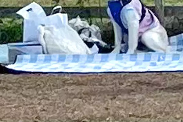 ドッグランに来た大型犬→『大はしゃぎするかな』と思ったら…完全に立場が逆な『まさかの光景』に反響「忠実な番犬ｗｗ」「人間が走るのか…」