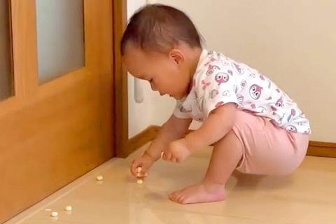 イヤイヤ期の赤ちゃんが『おやつ』を床にぶちまけた結果→一生懸命拾う姿を、犬が…母親のような光景に反響「偉すぎ」「うちだと食べに行くｗ」
