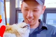 ガソリンスタンドで出会った『店員のお兄さん』が、犬に…あまりにも微笑ましい『尊いやり取り』に絶賛の声「扱い慣れてる」「お互い嬉しそう」