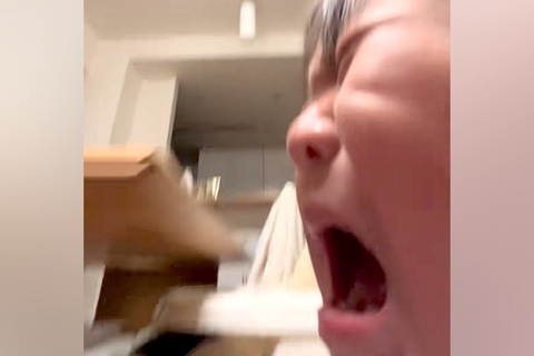 なぜか『赤ちゃんがスマホで自撮り』をして号泣…思わず笑う『まさかの光景』が122万再生「完璧なカメラワークｗｗ」「プロ意識高すぎて草」