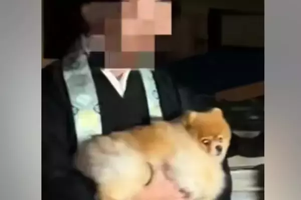 『推しのお坊さん』と半年ぶりに再会した犬→まさかの『一緒に年越し』することになり…幸せな光景に反響「煩悩の塊ｗ」「おとなしくてエラい」