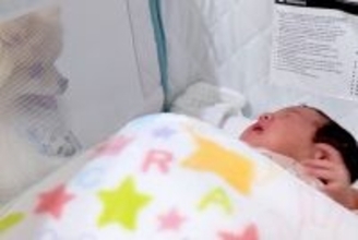ベビーベッドにいる赤ちゃんが泣き出した結果→犬が颯爽と駆けつけて…一生懸命に泣き止ませようとする光景に反響「優しい姉」「愛が激しいｗ」