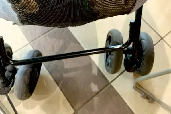 市役所の窓口で、なぜか笑いを堪えている担当者→横にある『犬のカート』を見てみたら…『まさかの光景』に11万いいね「仕事にならないｗｗ」