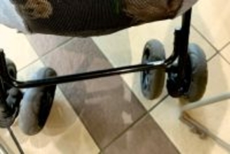 市役所の窓口で、なぜか笑いを堪えている担当者→横にある『犬のカート』を見てみたら…『まさかの光景』に11万いいね「仕事にならないｗｗ」