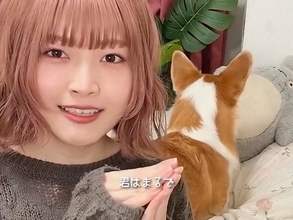 歌っていたら、後ろにいる犬がイタズラしはじめて…まるでミュージカル？愛おしい展開が27万再生「めちゃくちゃいい顔ｗ」「歌うまくて笑った」