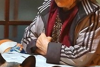 朝ごはんを食べている最中、ふと『新聞を読むおばあちゃん』を見た結果→足元に…何気ない日常の『幸せな一枚』に反響「かわいすぎる」「好き」
