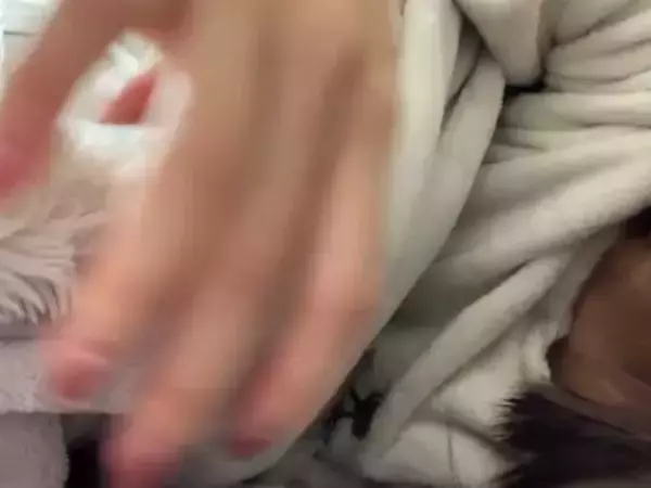 朝、目が覚めて『腕が重いな』と思ったので布団をめくってみた結果…思わず悶絶する『まさかの光景』が31万再生「寝坊の原因ｗ」「たまらん」