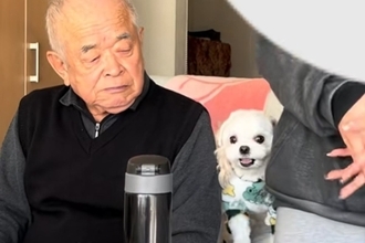おじいちゃんが大好きな犬→隣に座ってみた結果…まさかの『嫉妬しまくる光景』が可愛すぎると63万再生「取り合ってるの笑う」「羨ましい」