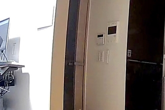 帰宅が遅くなったので『見守りカメラで犬を確認した』結果→ドアの前で…飛んで帰りたくなる光景に9万いいね「泣いちゃう…」「まさに忠犬」