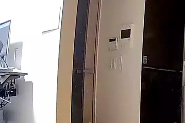 帰宅が遅くなったので『見守りカメラで犬を確認した』結果→ドアの前で…飛んで帰りたくなる光景に9万いいね「泣いちゃう…」「まさに忠犬」