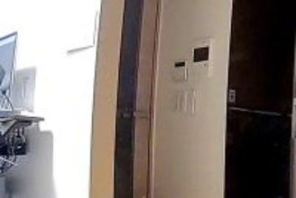 帰宅が遅くなったので『見守りカメラで犬を確認した』結果→ドアの前で…飛んで帰りたくなる光景に9万いいね「泣いちゃう…」「まさに忠犬」