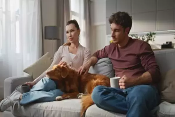 犬が人や物を『独り占めしたい』ときにする行動4つ　執着心が強すぎる場合の対処法まで