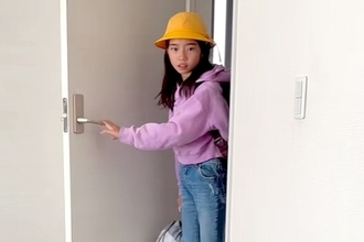 2人の娘に内緒で『子犬を迎えた』結果→小学校から帰ってきた瞬間に…思わずもらい泣きする光景が26万再生「ほんと素敵な家族」「涙が出た…」