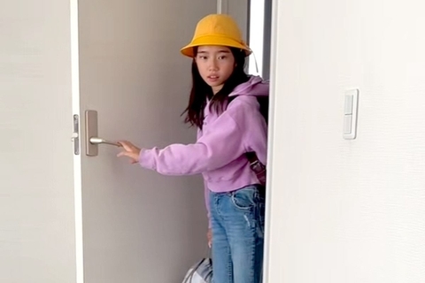 2人の娘に内緒で『子犬を迎えた』結果→小学校から帰ってきた瞬間に…思わずもらい泣きする光景が26万再生「ほんと素敵な家族」「涙が出た…」