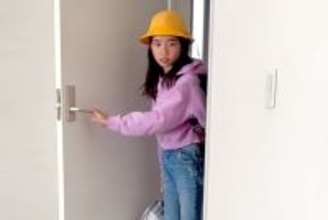 2人の娘に内緒で『子犬を迎えた』結果→小学校から帰ってきた瞬間に…思わずもらい泣きする光景が26万再生「ほんと素敵な家族」「涙が出た…」