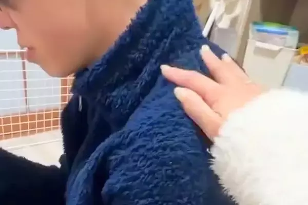 隣にいる『彼氏』を撫でたら、犬が嫉妬して…『そっちじゃないです！』あまりにも可愛い『甘えん坊すぎる光景』が202万再生「面白可愛いｗ」