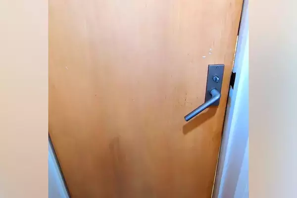トイレをしていたら、なぜかドアが開いて…まさかの『大型犬が入り込んでくる光景』が人間すぎると反響「着ぐるみ？ｗ」「ちゃんと閉めるの偉い」