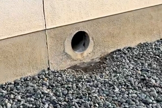 塀に開いている穴→前に立つと…？何度でも通りたくなる『まさかの光景』が60万再生「毎日行きたくなるｗｗ」「わざわざ通るまである」と絶賛