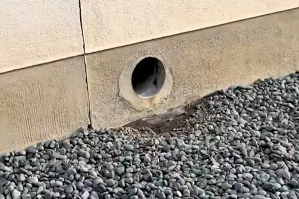 塀に開いている穴→前に立つと…？何度でも通りたくなる『まさかの光景』が60万再生「毎日行きたくなるｗｗ」「わざわざ通るまである」と絶賛