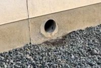 塀に開いている穴→前に立つと…？何度でも通りたくなる『まさかの光景』が60万再生「毎日行きたくなるｗｗ」「わざわざ通るまである」と絶賛