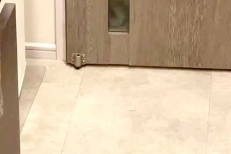 玄関に犬がいたのに気づかず、ドアを閉めてしまった結果→視線を感じたので、振り返ると…『まさかの光景』に反響「怖い怖いｗ」「圧すごくて草」