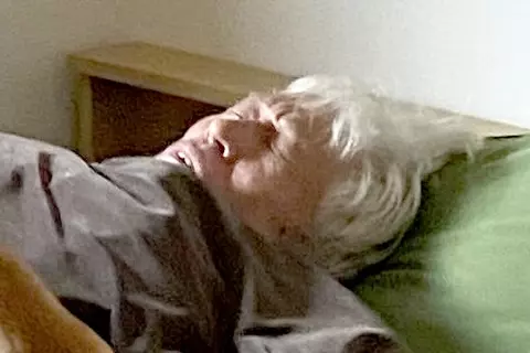 『最近よく眠れない。金縛りにもなる。』と悩む夫→早朝、目に飛び込んだ『まさかの光景』に6万いいね「本当に苦しそうｗ」「見なかったことに」