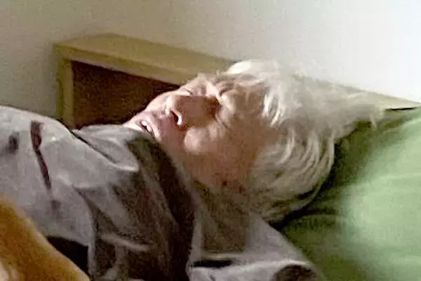 『最近よく眠れない。金縛りにもなる。』と悩む夫→早朝、目に飛び込んだ『まさかの光景』に6万いいね「本当に苦しそうｗ」「見なかったことに」