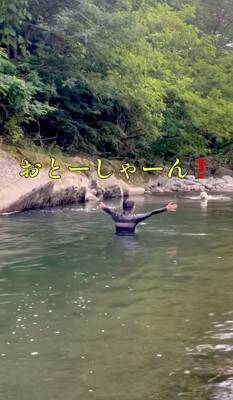 家族が『目の前で川に落ちた』結果、大型犬が…救助を試みる姿と『まさかの展開』が面白いと32万再生「気持ちは伝わる」「期待したのにｗ」