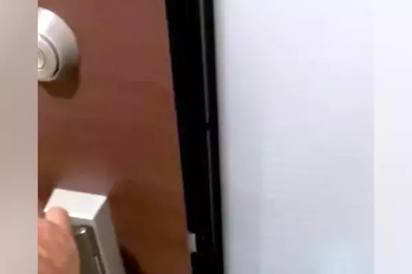 保護犬を飼い始めて5年→数時間ぶりに家に帰ると、今でも…ずっと変わらない『全力の大歓迎』に反響「なんて尊くて愛おしい」「3年ぶりレベル」