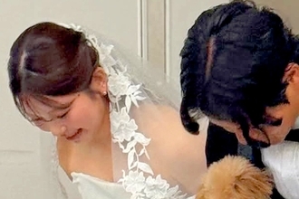結婚式に『犬も参加させた』結果→参列者へのご挨拶を撮影したら…空気を読み過ぎている『素敵な一枚』に4万いいね「可愛すぎｗ」「笑っちゃった」