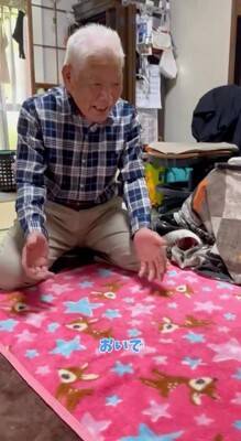 おばあちゃんにばかり甘える犬→おじいちゃんが拗ねてしまい…『尊すぎる結末』が82万再生「じいちゃんも可愛い」「幸せそうでニヤけた」と絶賛