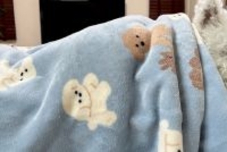実家に犬を預けた結果→『寂しがっているかな』と思ったら、寝かしつけられていて…本当の孫のような『表情』に4万いいね「人みたい」「尊すぎ」