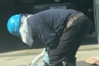 車で帰宅後、隣の家で仕事をしていた『剪定職人のおじさん』が…予想外だった『まさかの光景』が73万再生「心が綺麗なおじさま」「平和だ…」