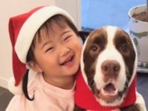 クリスマスが待ちきれない女の子と大型犬…あまりにも愛おしい『サンタさんごっこ』を始める光景が話題「最高に癒される」「毎日見たい」と反響