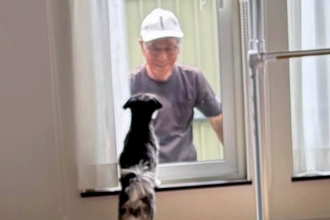 年齢差69歳のおじいちゃんと犬→本当の『祖父と孫』のようで…思わず涙する『家族愛に溢れた日常』が70万再生「長生きして」「全てほっこり」